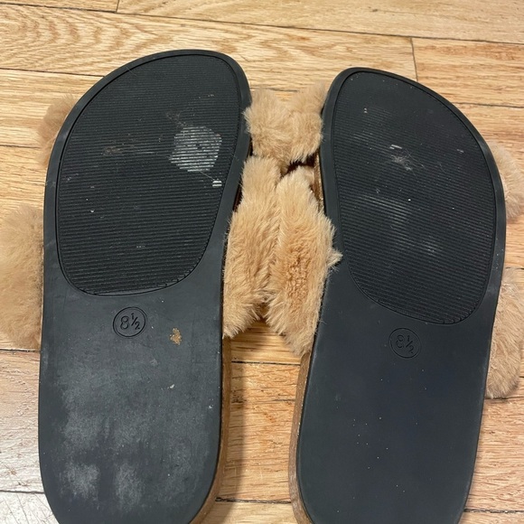 Mossimo Supply Co. Tan Fuzzy Slippers Women’s 8.5 - Picture 5 of 8